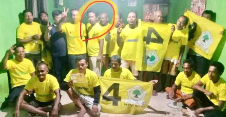 Foto Istimewa: (Nampak Anggota PPK Gane Barat Mengenakan Atribut Partai Golkar)