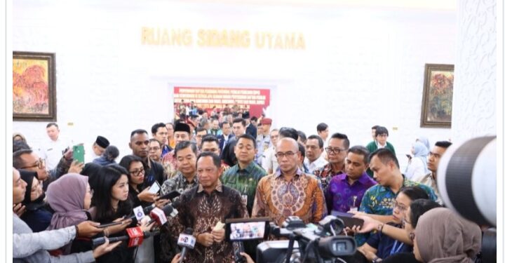 Foto Istimewa: (Kemendagri Tito Karnavian dan Ketua KPU RI Hasyim Asy'ari Usai Penyerahan DP4/ Foto Lukman Kcapil)