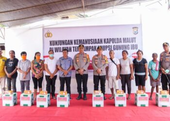 Tinjau Lokasi Terdampak Erupsi Gunung Ibu, Kapolda Bagi-Bagi Bantuan Sosial