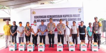 Tinjau Lokasi Terdampak Erupsi Gunung Ibu, Kapolda Bagi-Bagi Bantuan Sosial