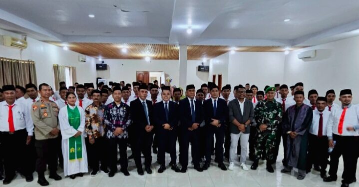 Foto Bersama: (Bawaslu Kabupaten Halmahera Selatan Bersama 90 Panwascam Kecamatan Usai Pelantikan)