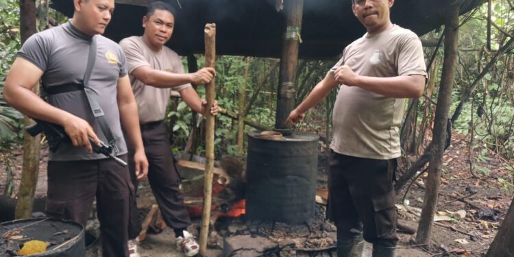 Foto Istimewa: Anggota Polsek Pulau Bacan Kabupaten Halmahera Selatan Bongkar Tempat Penyulingan Miras