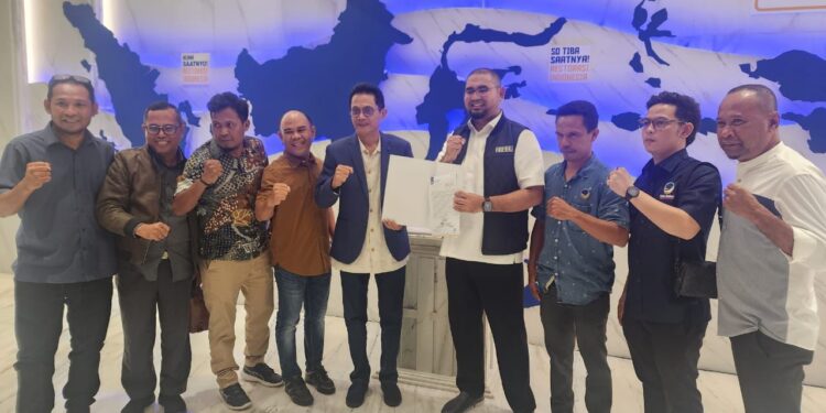 Foto Istimewa: Bupati Bassam Kasuba dan Helmi Umar Muksin Terima Rekomendasi NasDem