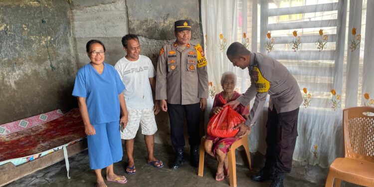 Foto Istimewa: Kapolsek Pulau Bacan Berbagi Sembako di Desa Kaputusan