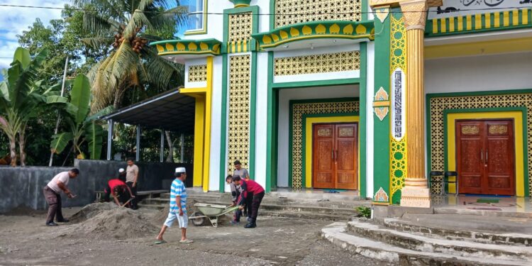 Personel Sektor Polsek Pulau Bacan Gelar Baksos di Masjid Al-Mujahidin Desa Mandaong