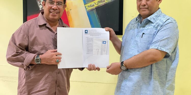 Foto Istimewa: Ketua DPP PAN Tutur Sutikno Serah Terima Rekomendasi PAN Kepada Bahrain Kasuba di Kantor DPP PAN Jakarta