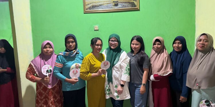 Foto Istimewa: Eka Dahlini Usman Sambangi Warga Desa Panambuang