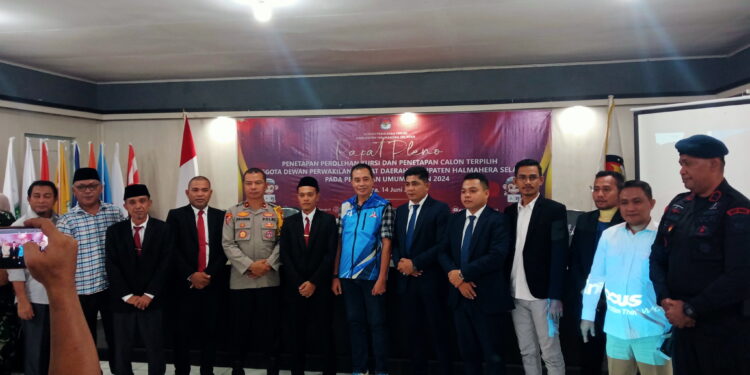 Foto Istimewa: KPU Halmahera Selatan Pose Bersama dengan Para pimpinan Partai Politik Usai Pleno Penetapan