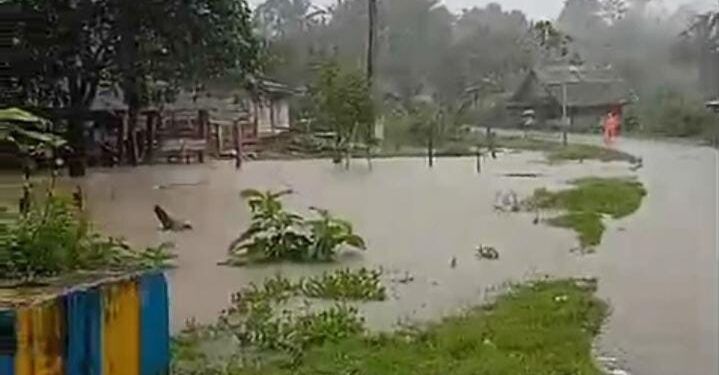 Foto Istimewa: Jalan Raya dan Rumah Warga Dusun Marimoi Desa Saketa, Halmahera Selatan