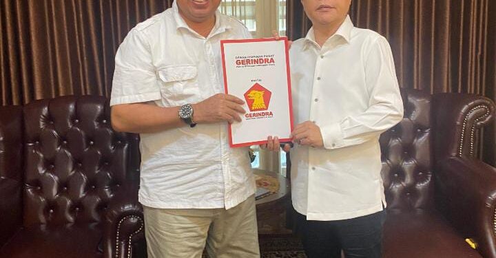 Foto Istimewa: Ketua Harian DPP Gerindra, Sufmi Dasco Serahkan B1-KWK Ke Balon Bupati Halsel Bahrain Kasuba