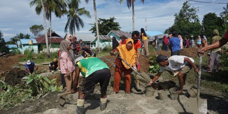 Foto Istimewa: (Ibu Ibu Desa Dolik Ikut Bakti Sosial TMMD Ke 121