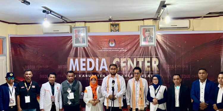 Foto Istimewa: (Bapaslon Bassam-Helmi Resmi Mendaftar di KPU dan Dokumen Dinyatakan Lengkap)