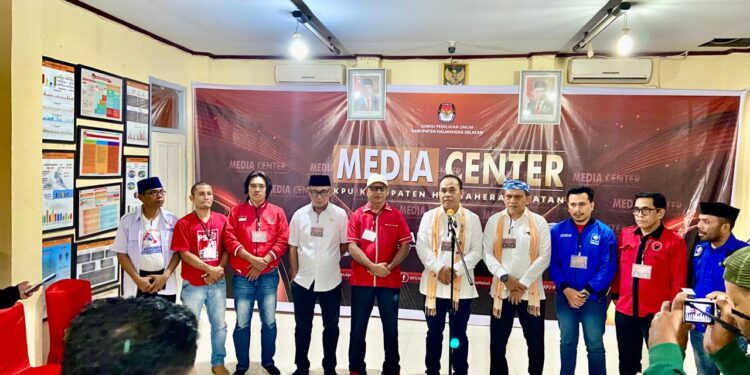 Foto Istimewa: (Pasangan Calon Bupati dan Wakil Bupati Rusihan-Mohtar Didampingi Ketua-Ketua Partai)