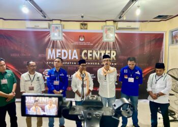 KPU Halsel Umumkan Dokumen Pasangan Jasri-Muhlis Lengkap Dan Diterima