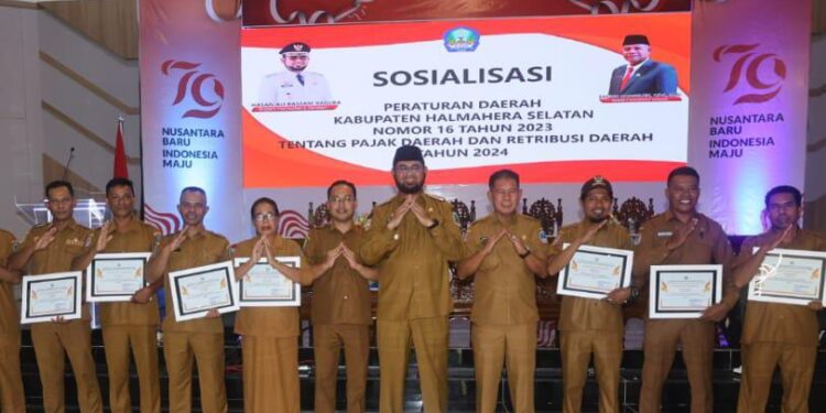 Foto Istimewa: Sepuluh Kepala Desa Bersama Bupati Halmahera Selatan Bassam Kasuba