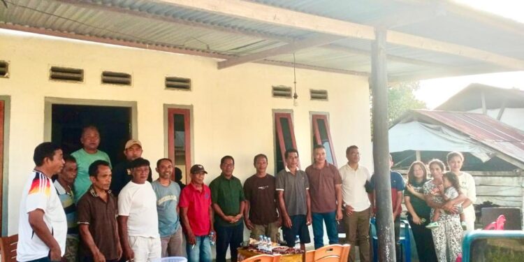 Foto Istimewa: (Calon Bupati (Cabup) Jasri Usman Bersama Tim Pemenangan Silaturahmi di Desa Panambong)