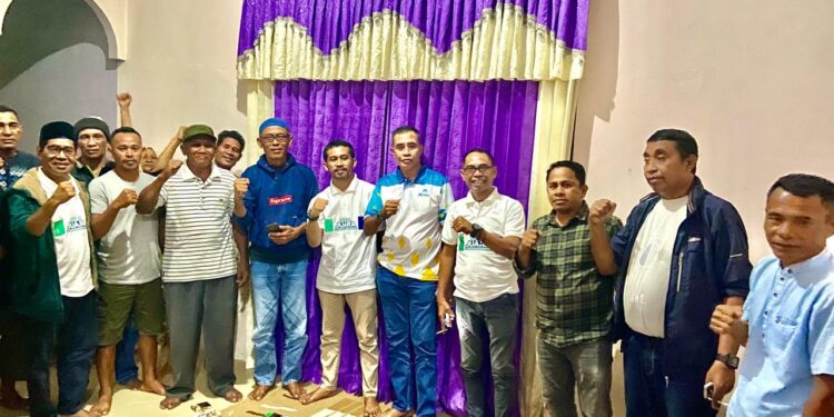 Foto Istimewa: (Calon Bupati Jasri Usman Bersama Tim Koalisi Silaturahim di Desa Tembal)