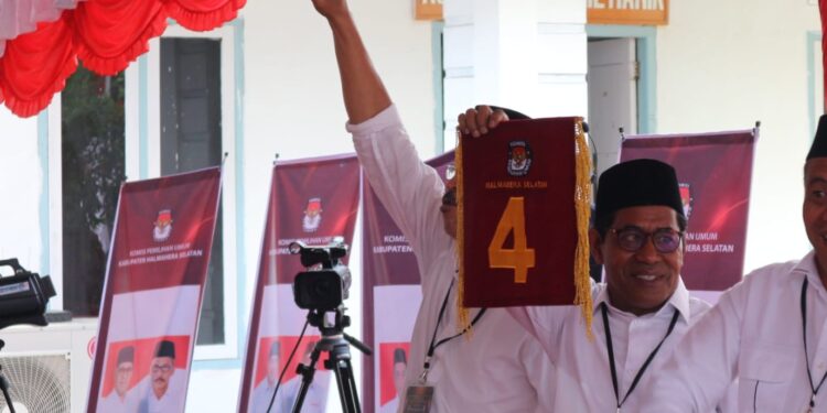 Calon Bupati dan Wakil Bupati Kabupaten Halmahera Selatan Jasri-muhlis Saat Menunjukkan nomor Urut