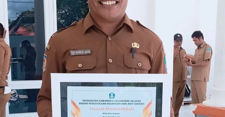 Foto Istimewa: (Kepala Desa (Kades) Orimakurunga Terima Penghargaan)