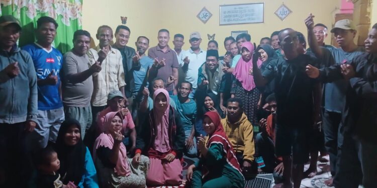 Foto Istimewa: (Calon Bupati Halsel Jasri Usman Didampingi Tim Koalisi Silaturahmi Warga Desa Wayamiga)