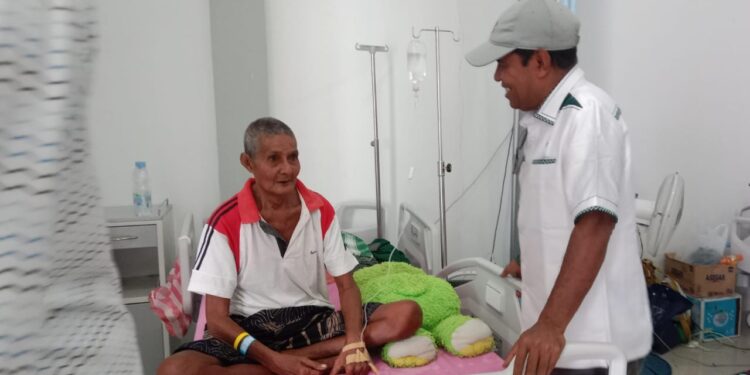 Calon Bupati Halsel Jasri Usman Kunjungi Pasien di RS Obi