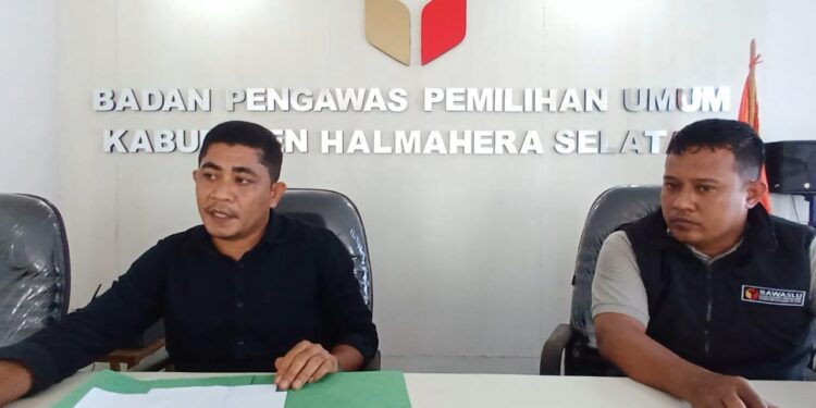 Anggota Bawaslu Halsel Hijra Hi Kaimuning Didampingi Stafnya
