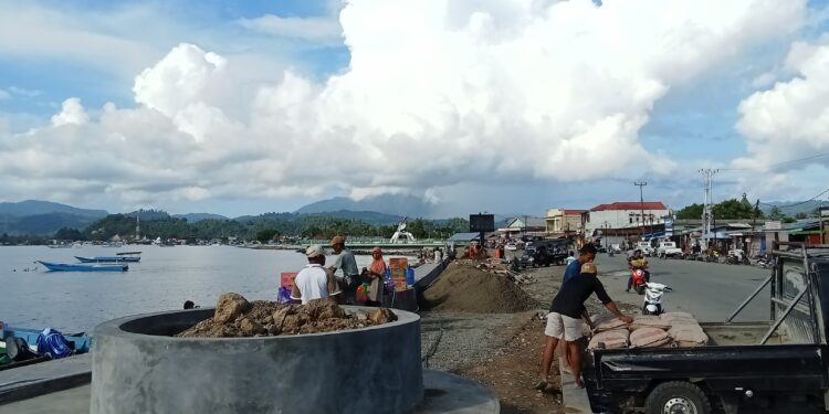Foto Aktifitas Warga di Kawasan Pantai Mongga Labuha