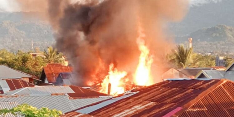 Foto : Dua Unit Rumah Terbakar (Istimewa Baren)