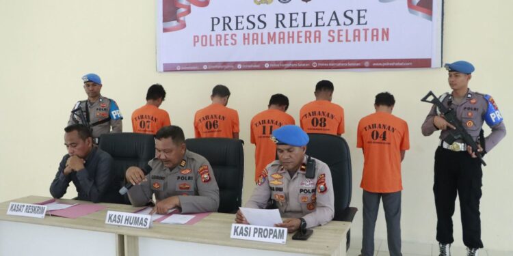 Polres Halmahera Selatan Gelar Pres Rilis 5 Tersangka Pelaku Pengeroyokan