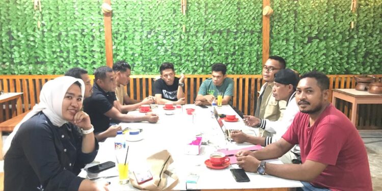 Foto Istimewa (Rapat Pembentukan Panitia DOB Makayoa di Cafe Latansa Tomori)