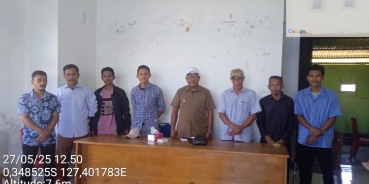 Foto Istimewa: (Pejabat Kades Desa Sidopo dan Kaur Desa Serta Warga)