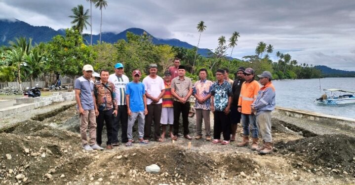 Foto Istimewa: (Kepala Desa Dolik Iswadi Ishak dan Didampingi Kaur Desa dan Warga)