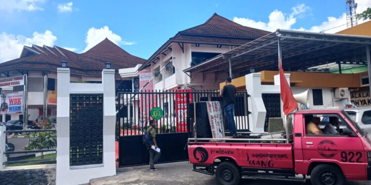 Foto Istimewa: (Massa Aksi FAK Maluku Utara di Depan Kantor Kejati Maluku Utara)