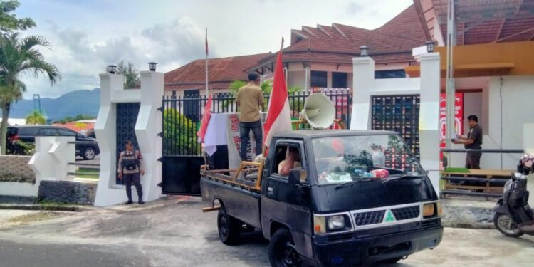 Foto Istimewa: (Massa Aksi KPK di Depan Kantor Kejati Maluku Utara)
