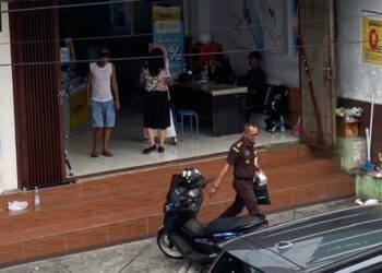 Foto: (Oknum Pejabat Jaksa Kejati Maluku Utara Datangi Kediaman kontraktor RS Pratama Halbar)