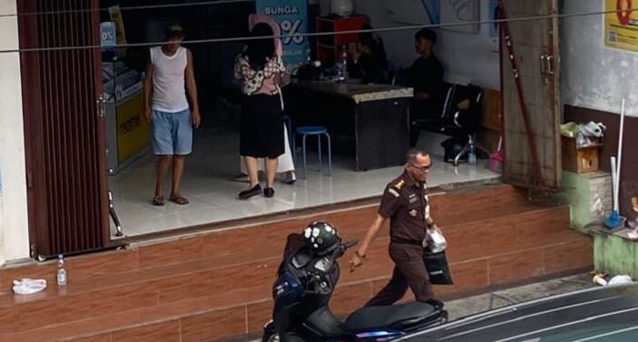Foto: (Oknum Pejabat Jaksa Kejati Maluku Utara Datangi Kediaman kontraktor RS Pratama Halbar)