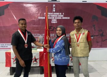 Foto Istimewa: (Ketua Cabang Demisioner Mursal Hamir Menyerahkan Panji GMNI kepada Pengurus Baru Nurfani Ici dan M Ihlas J Hi Lati)