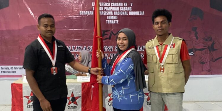 Foto Istimewa: (Ketua Cabang Demisioner Mursal Hamir Menyerahkan Panji GMNI kepada Pengurus Baru Nurfani Ici dan M Ihlas J Hi Lati)
