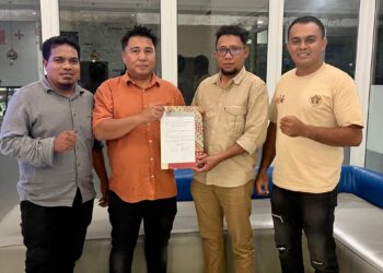 Ketua PWI Maluku Utara Resmi Serekan SK Pengurus PWI Kabupaten Halmahera Selatan