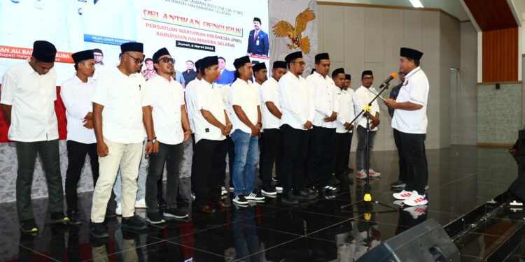 Foto Istimewa: (Pengurus PWI Halmahera Selatan Resmi Dilantik Oleh Ketua PWI Maluku Utara Asri Fabanyo)